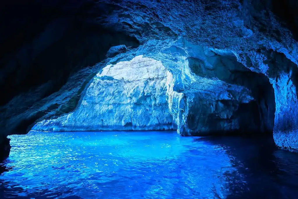 เที่ยวอิตาลี Blue Grotto ถ้ำสีน้ำเงินแห่งคาปรี!